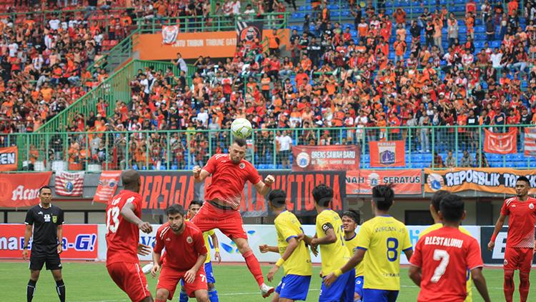 Simic menyundul bola setelah menerima umpan dari sayap kanan, Rico Copyright: Muhammad Nabil/INDOSPORT