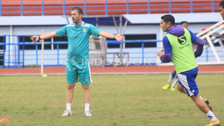 Miljan Radovic pimpin latihan Persib