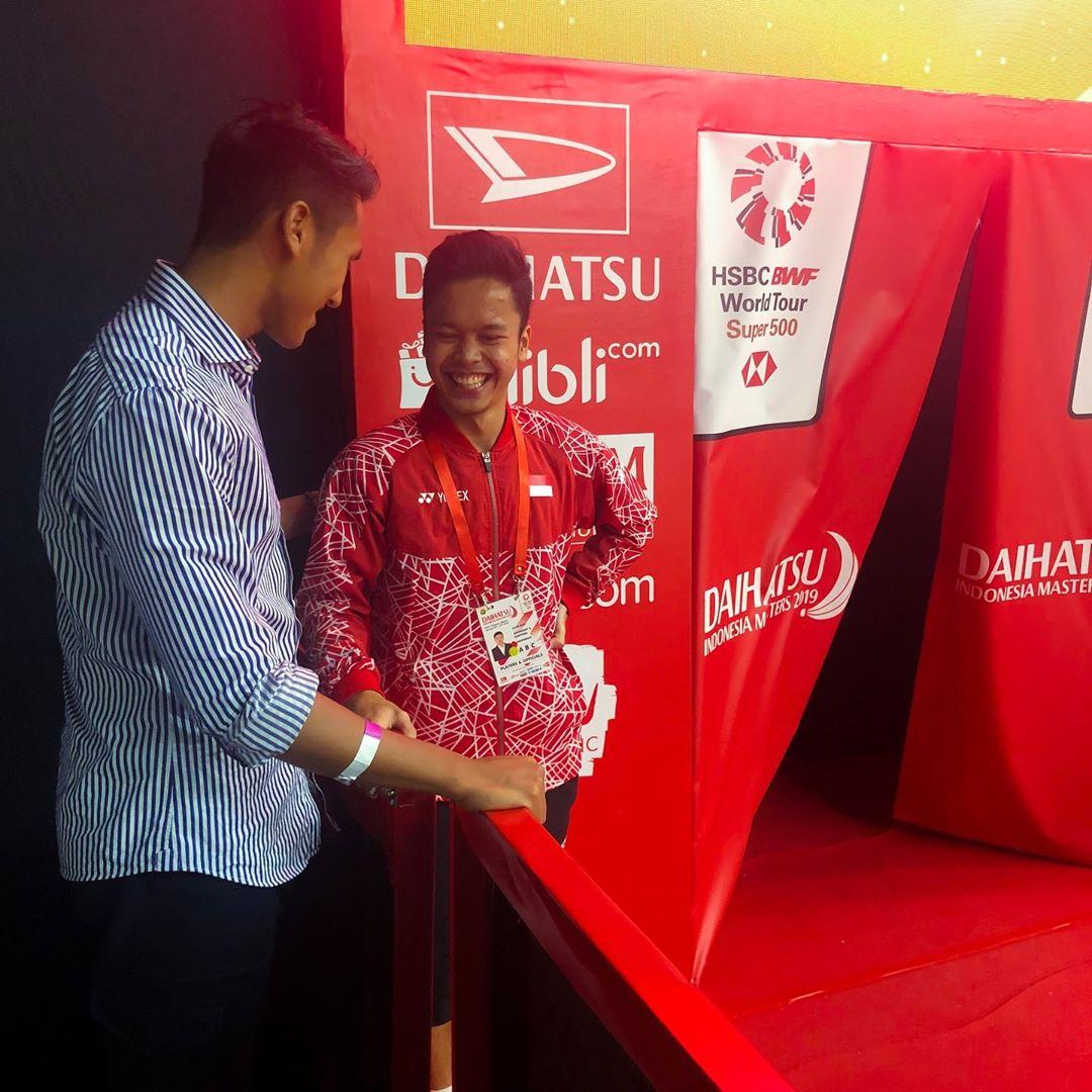 Sean Gelael menyemangati langsung Anthony Sinisuka Ginting di Indonesia Masters 2019. Copyright: Instagram/Sean Gelael