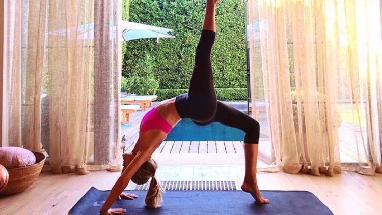 Pose yoga yang menjadi favorit kalangan selebritas - INDOSPORT