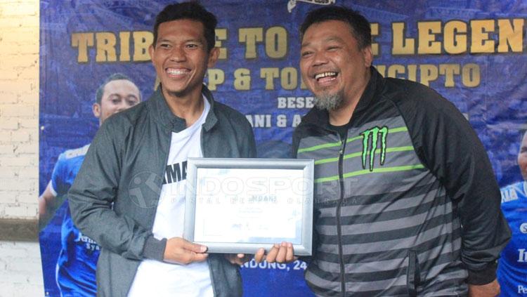 Mantan pemain Persib, Eka Ramdani mendapatkan piagam dan plakat penghargaan dari Viking Copyright: Arif Rahman/INDOSPORT