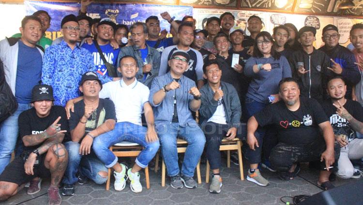 Viking berfoto bersama mantan pemain Persib, Airlangga dan Eka