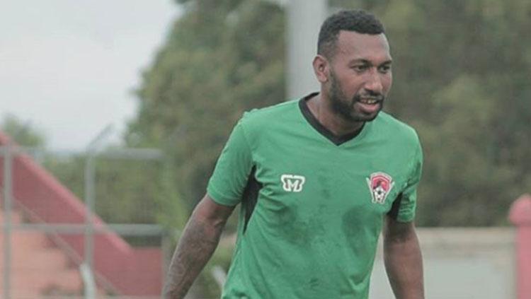 Patrich Wanggai melanjutkan tradisi banyaknya pemain asal Papua di Persebaya Surabaya, akankah berujung sukses seperti Osvaldo Haay dan Ruben Sanadi?