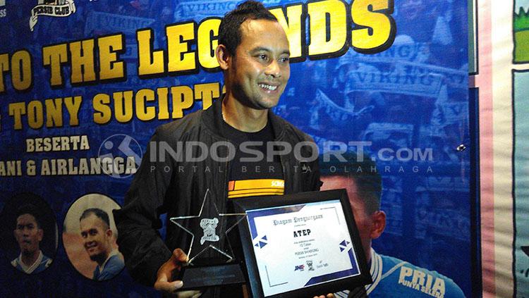 Atep Rizal, mantan pemain Persib Bandung dan Persija Jakarta, saat mendapat penghargaan dari Viking.
