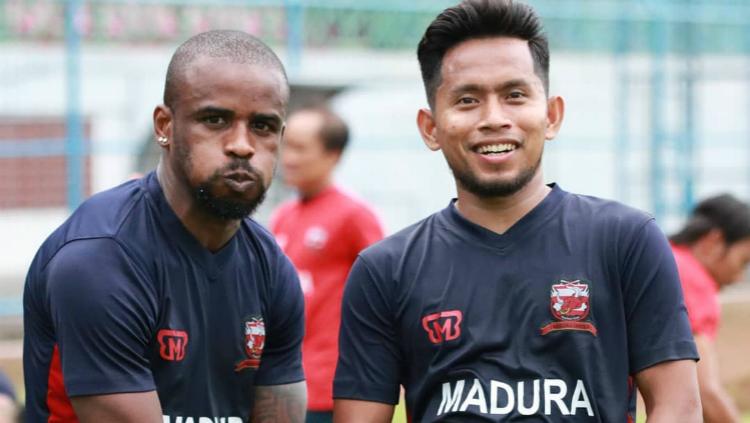 Greg Nwokolo dan Andik Vermansah saat latihan bersama Madura United. Copyright: instagram.com/maduraunited.fc