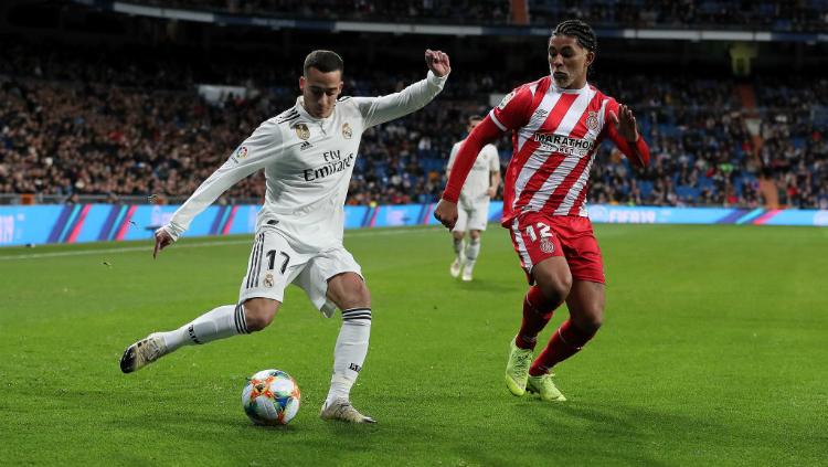 Penyerang sayap Real Madrid, Lucas Vazquez mencoba mengirimkan umpan silang saat menghadapi Girona, Jumat (25/01/19)