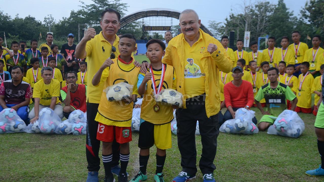 Alex Noerdin selaku Pembina Alex Noerdin Cup 2019, usai menyematkan rompi kepada pemain terbaik, di Lapangan Taman Olahraga Silampari, Kamis (24/1).
