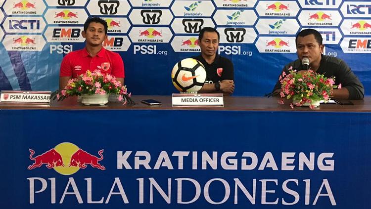 Indosport - Imran Amirullah dan Rizki Pellu dalam konferensi pers Piala Indonesia