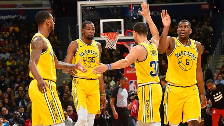 Aksi selebrasi pemain Golden State Warriors, Stephen Curry, Alfonzo McKinnie, Kevin Durant dan Kevon Looney