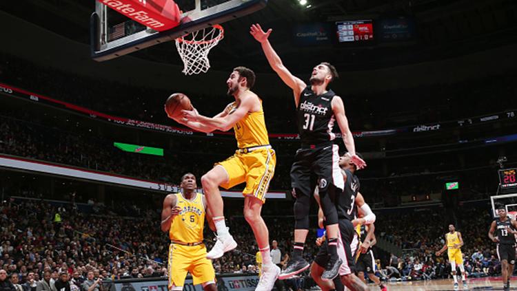 Situasi pertandingan dimana Klay Thompson (Golden State Warriors) akan memasukan bola ke net lawan