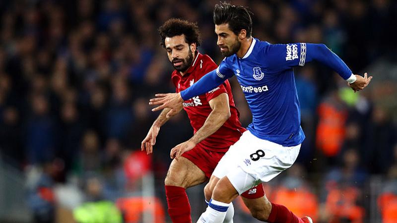 Andre Gomes saat berduel dengan Mohamed Salah.
