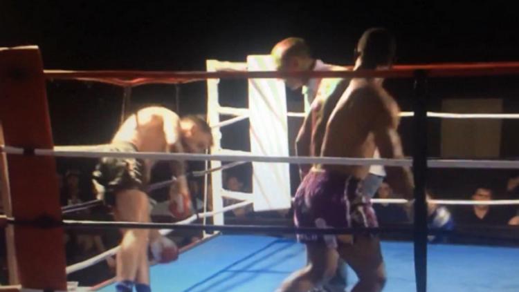 Petarung Muay Thai, Johnathan Tuhu melakukan tendangan tornado