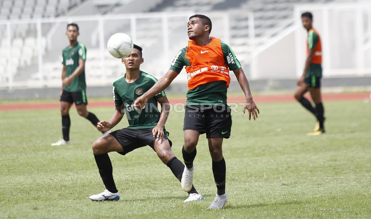 Billy Keraf (kedua kanan) mencoba mengontrol bola dalam internal game pekan ketiga Timnas Indonesia U-22.