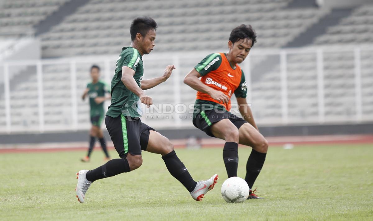 Luthfi Kamal (kanan) berebut bola dengan rekannya dalam internal game pekan ketiga Timnas Indonesia U-22.