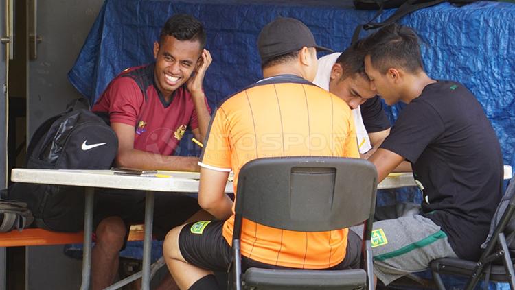 Alwi Slamat menjalani tes psikologi usai latihan berakhir di Lapangan Polda Jatim. Sabtu (26/1/19). Copyright: Fitra Herdian/Indosport