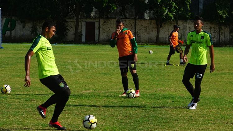 Bejo Sugiantoro memimpin pemainnya latihan pagi di Lapangan Polda Jatim. Sabtu (26/1/19).