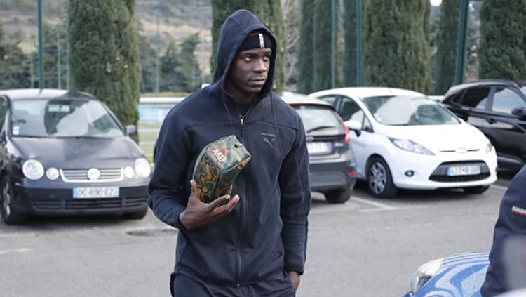 Tak kunjung mendapat klub baru, Mario Balotelli kembali tertimpa sial karena mobilnya dirusak orang. Ia pun melontarkan ancaman mematikan pada sang pelaku.