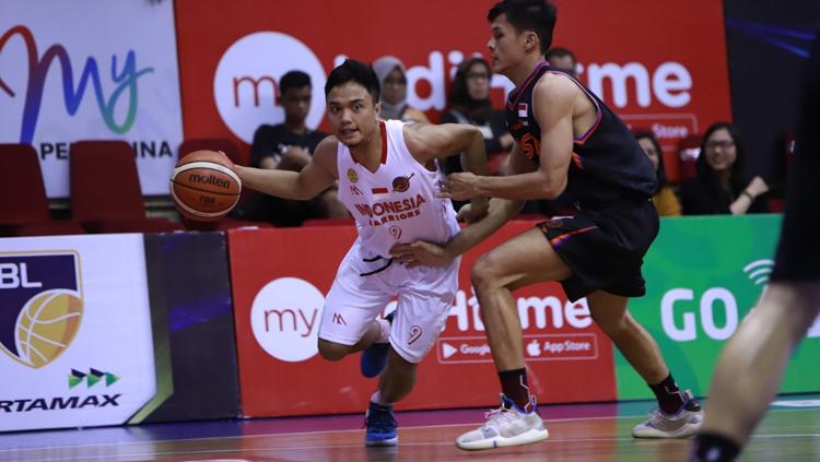 Pemain NSH Jakarta berusaha merebut bola dari pemain Indonesia Warriors Copyright: IBL