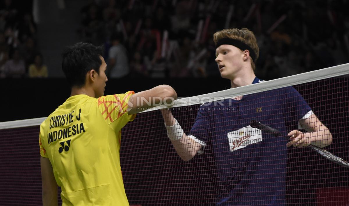 Momen Jonatan Christie bersalam dengan Anders Antonsen usai laga di Indonesia Masters 2019.