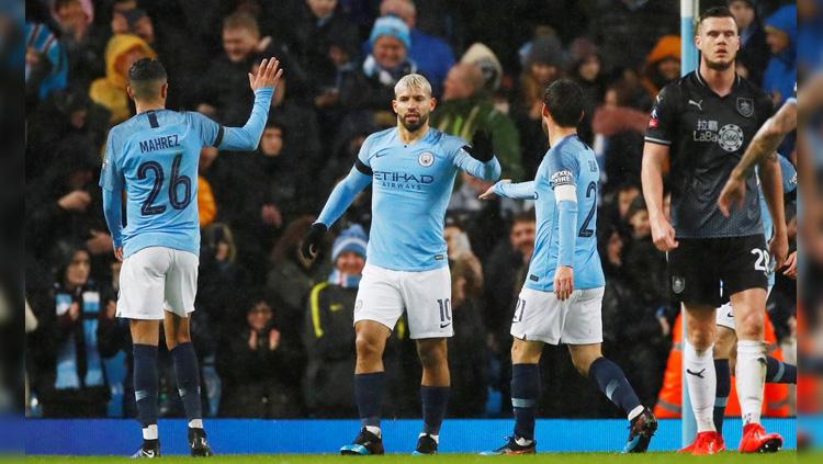 Para pemain klub Liga Inggris, Manchester City, melakukan workout saat menjalani isolasi di rumah selama wabah pandemi virus Corona.