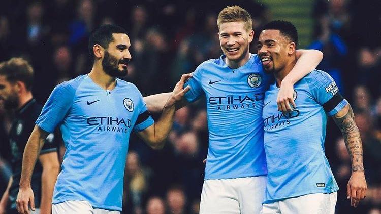 Gelandang Manchester City, Kevin De Bruyne (tengah) bisa saja memecahkan rekor legenda Arsenal, Thierry Henry, soal kontribusi assist di Liga Inggris.