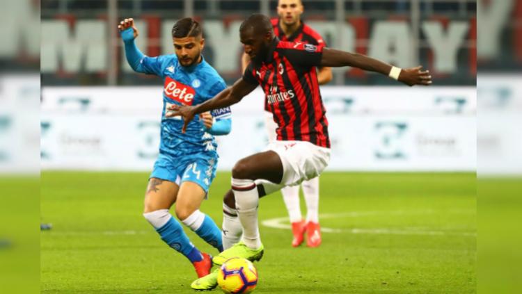 Lorenzo Insigne coba mengambil bola dari Tiemoue Bakayoko dalam pertandingan AC Milan vs Napoli, Minggu (27/01/19). Copyright: INDOSPORT