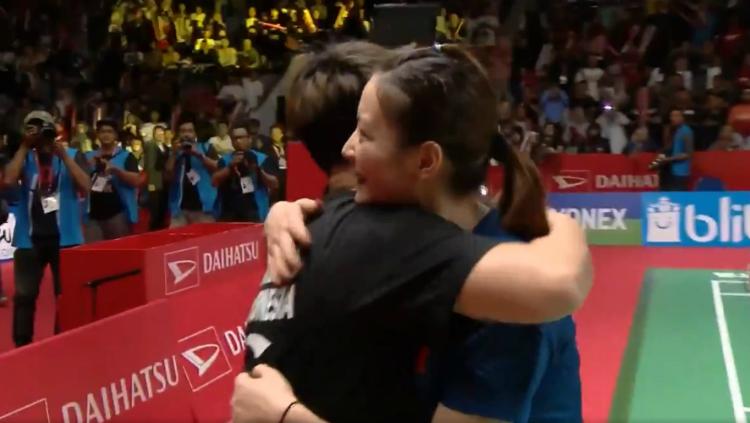 Liliyana Natsir beri pelukan kepada Huang Yaqiong. - INDOSPORT