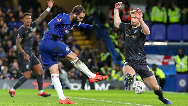 Gonzalo Higuain saat melakukan tendangan ke gawang Sheffield.
