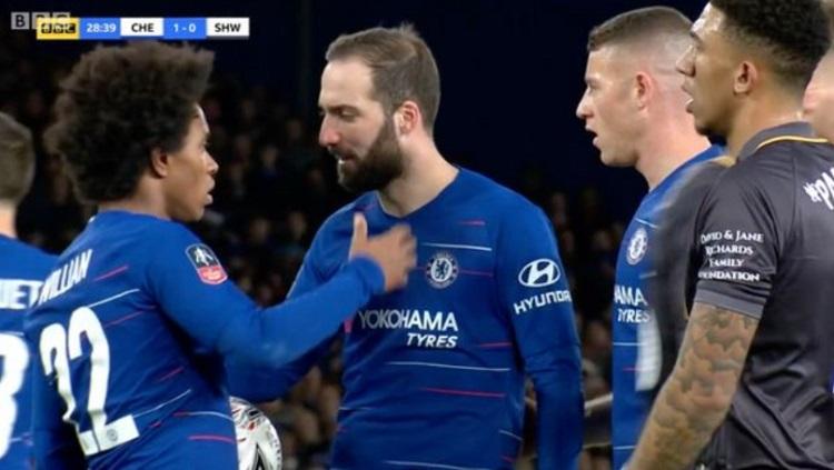 Wilian melakukan aksi berkelas pada Higuain