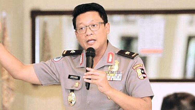 Wakil Ketua Satgas Antimafia Bola, Brigjen Pol Krishna Murti memberi semangat kepada para petugas kepolisian yang menjaga Bawaslu.