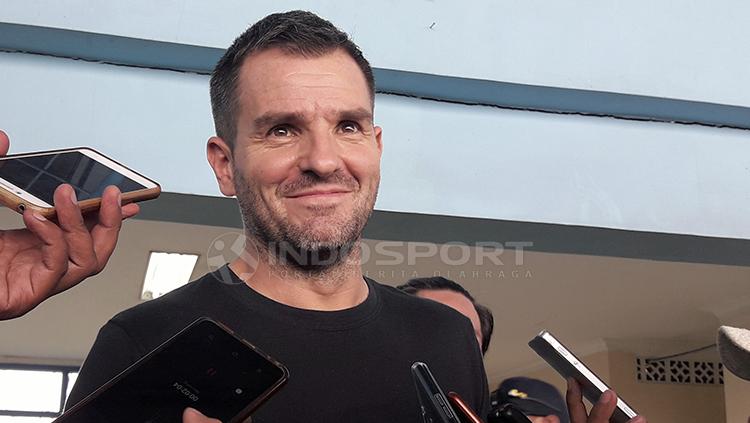 Simon McMenemy saat menanggapi awak media Copyright: Ian Setiawan/INDOSPORT