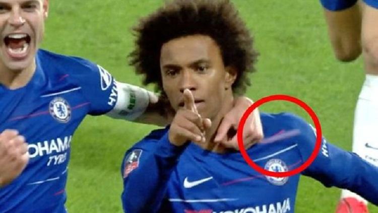 Willian terkena lemparan benda misterius saat selebrasi gol penalti Chelsea vs Sheffield Wednesday Copyright: Daily Star