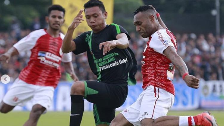 Titus Bonai tengah mengeksekusi bola ke arah gawang Persidago.