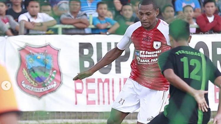 Pemain Persipura Jayapura mengontrol bola dari pemain Persidago