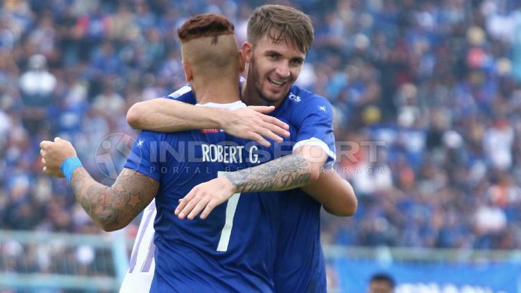 Pavel Smolyachenko saat memeluk Gladiator usai cetak gol.