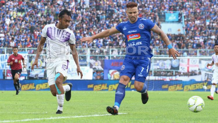 Pemain Arema FC Robert Lima Guimaraes dibayangi bek Persita, Rio Ramandika.