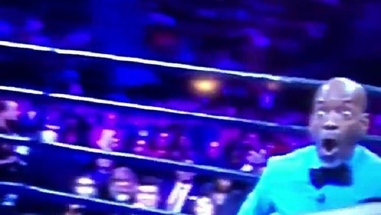 Steve Willis, wasit yang menampilkan reaksi kocak saat duel tinju Keith Thurman vs Jesesito Lopez Copyright: Daily Mail