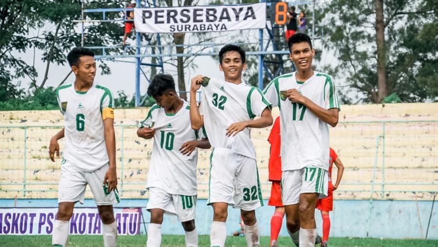 Momen para pemain Persebaya Surabaya merayakan gol di Piala Soeratin 2019.