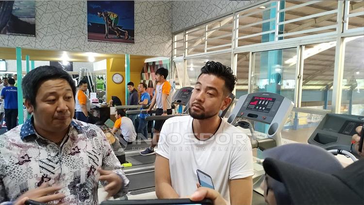 Kunihiro Yamashita (kanan) saat menghadiri latihan Persib di Sosi Universe Fitness, Jalan Menado, Kota Bandung, Rabu (30/01/2019).
