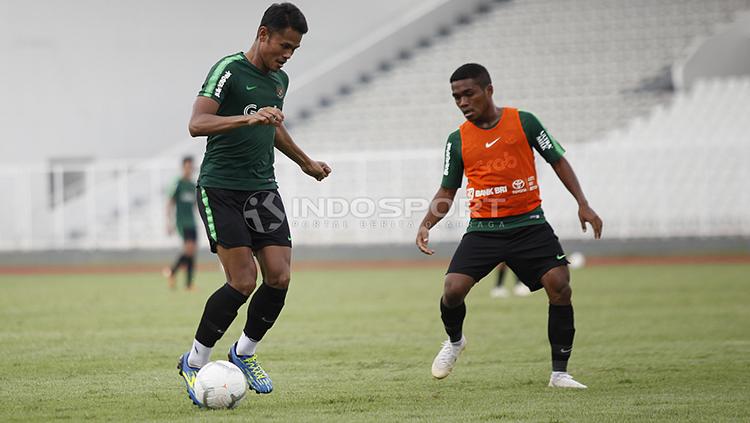 Pergerakan Dimas Drajad (kiri) dibayang-bayangi oleh Billy Keraf. Copyright: Herry Ibrahim/INDOSPORT