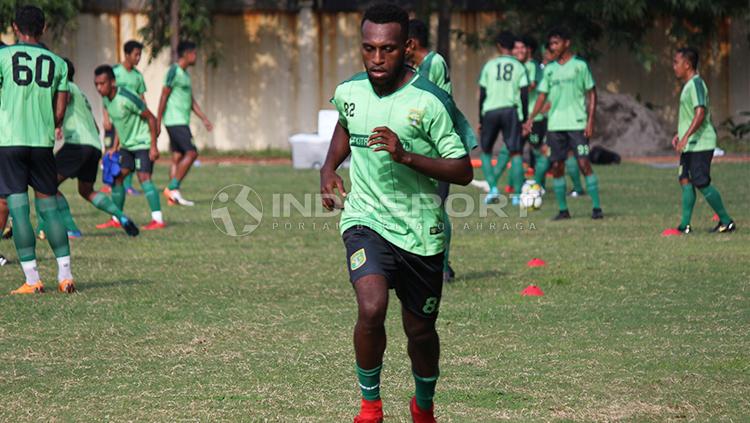 Klub Persipura Jayapura kembali mendatangkan mantan pemainnya, Elisa Basna.