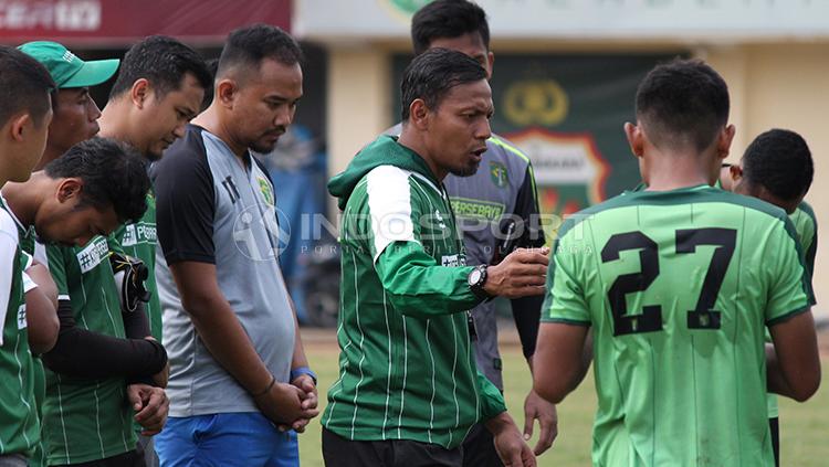 Asisten pelatih Persebaya Bejo Sugiantoro memimpin latihan di Lapangan Polda Jatim. Rabu (30/1/19).