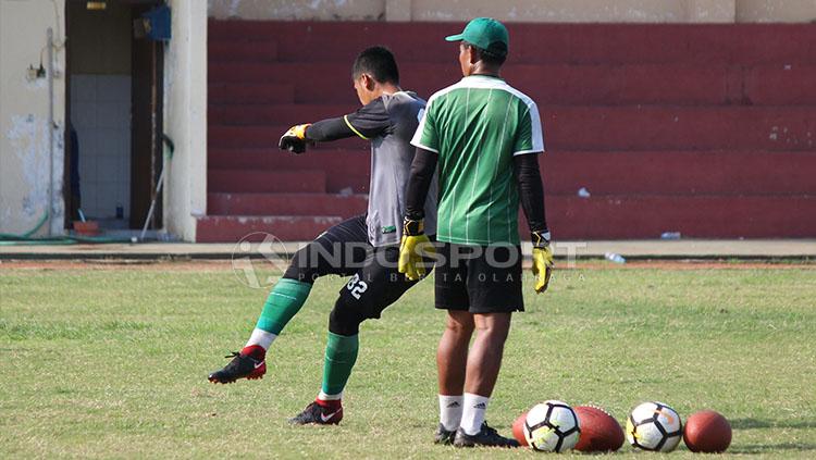 Pelatih kiper Persebaya Miftahul Hadi melihat latihan anak didiknya di Lapangan Polda Jatim. Rabu (30/01/19).