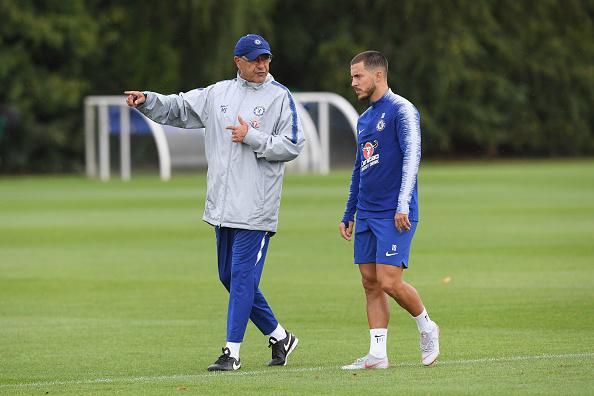 Maurizio Sarri (kiri) dan Eden Hazard, pelatih dan pemain megabintang Chelsea saat sedang latihan. Copyright: INDOSPORT