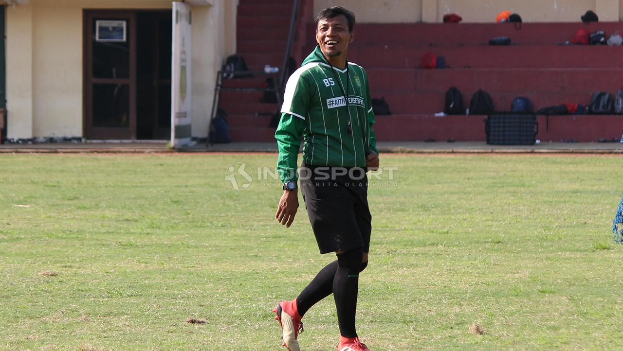 Bejo Sugiantoro mendampingi Persebaya latihan di Lapangan Polda Jatim. Rabu (30/1/19). Copyright: Fitra Herdian/Indosport.com