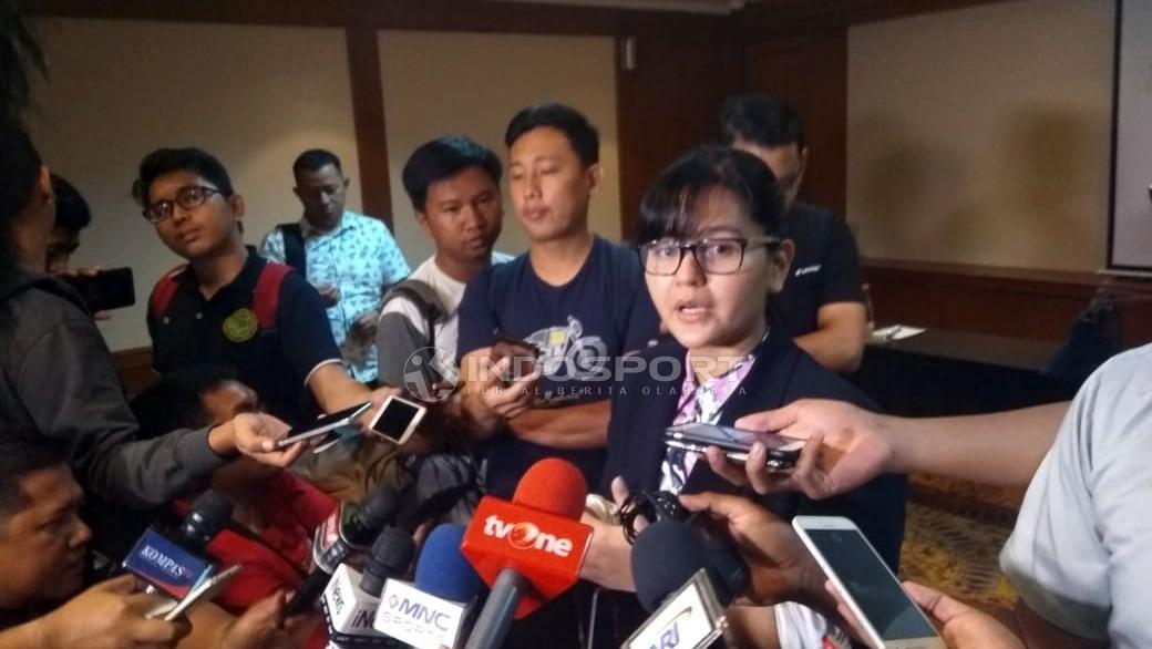 Sekjen PSSI Ratu Tisha memberikan keterangan pasca penggeledahan Kantor PSSI oleh Satgas Anti Mafia Bola. Copyright: Zainal Hasan/Indosport.com