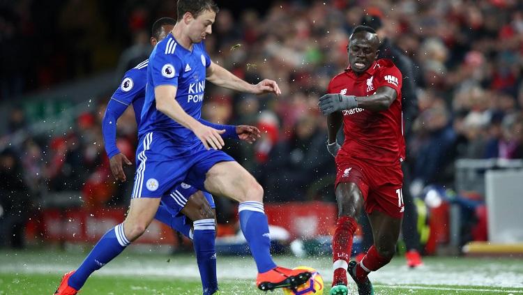 Sadio Mane berduel dengan pemain Leicester City Copyright: Getty Images