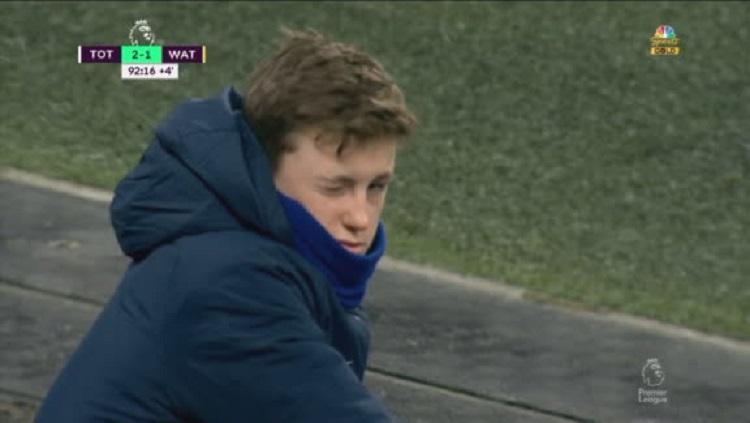 Ball Boy yang mengulur waktu saat laga Tottenham Hotspurs vs Watford - INDOSPORT