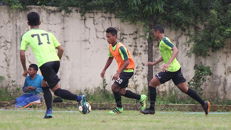 Osvaldo Haay ikut latihan mini games di Lapangan Polda Jatim, Kamis (31/1/19). Copyright: Fitra Herdian/Indosport