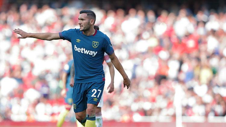 Lucas Perez, kini memperkuat West Ham United. Copyright: INDOSPORT